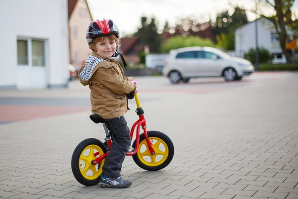 Petit garçon tout-petit apprenant à monter sur son premier vélo — Photo