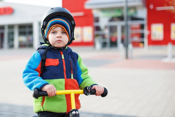 Petit garçon tout-petit apprenant à monter sur son premier vélo — Photo