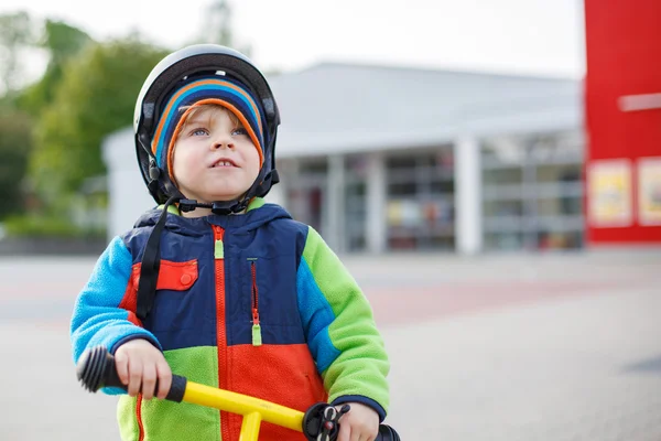 A tanulás az első bike ride kisgyermek, kisfiú. — Stock Fotó