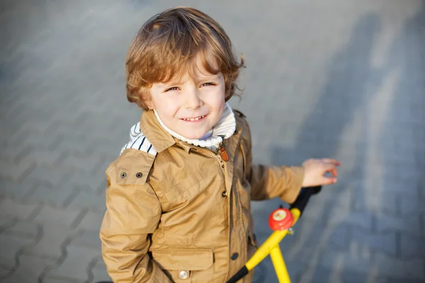 Kleine peuter jongen met plezier en paardrijden zijn fiets — Stockfoto