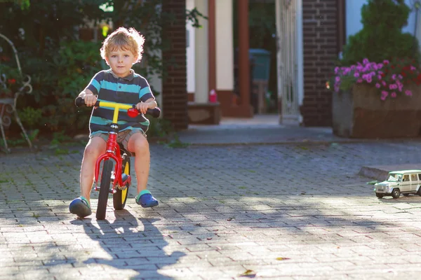 Kleine peuter jongen van 3 jaar met plezier op zijn fiets — Stockfoto