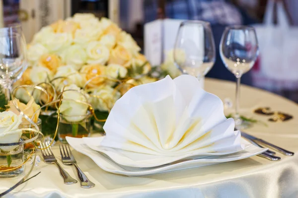 Κομψό τραπέζι μέσα σε πράσινο και λευκό για γάμο ή κόμμα εκδήλωση. — Φωτογραφία Αρχείου