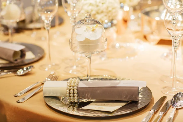 Elegant table set in soft creme for wedding or event party. — Stock Photo, Image