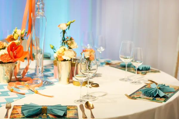 Elegante tabel ingesteld in zachte crème voor bruiloft of evenement feest. — Stockfoto