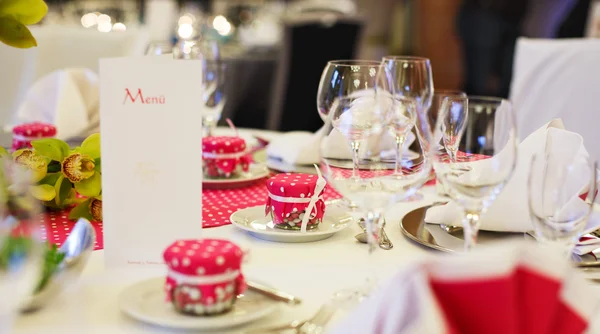 Elegante tavola apparecchiata per matrimoni o eventi in rosa con puntini . — Foto Stock