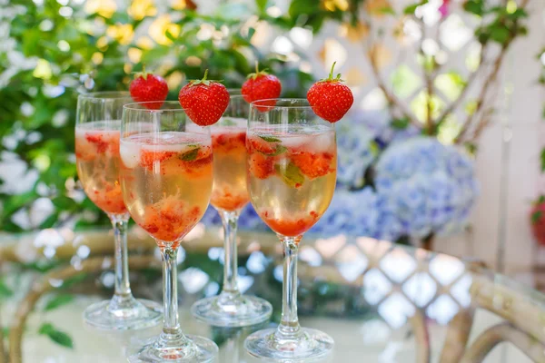 Cóctel de verano con champán, menta y fresa fresca — Foto de Stock