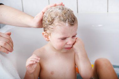 sevimli küçük yürümeye başlayan çocuk alarak eğlenmeye iki yıl ben banyo