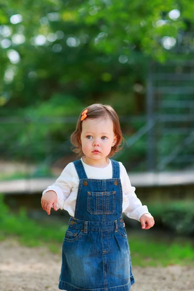 Liten söt baby flicka ha kul i parken, sommar — Stockfoto