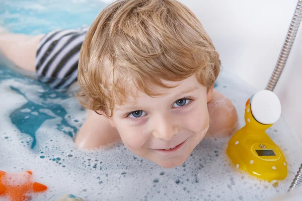 Lindo niño pequeño de dos años divirtiéndose tomando baño i —  Fotos de Stock