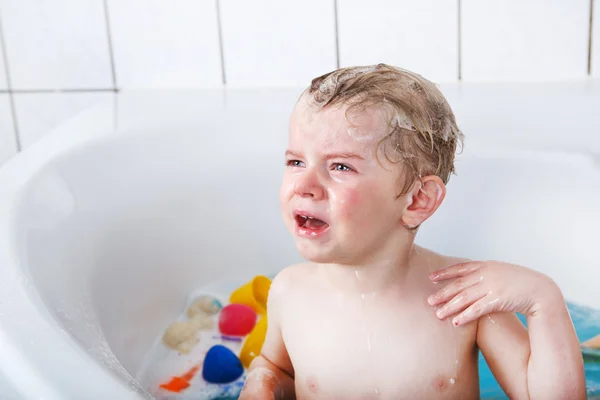 Lindo niño pequeño de dos años divirtiéndose tomando baño i —  Fotos de Stock