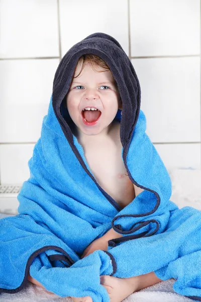 Porträtt av härliga lilla barn pojke på två år med badet till — Stockfoto