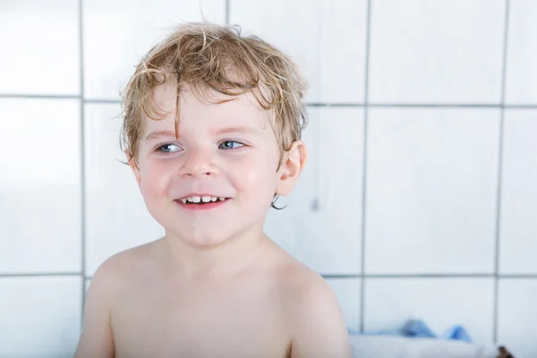 Porträtt av härliga lilla barn pojke på två år med badet till — Stockfoto