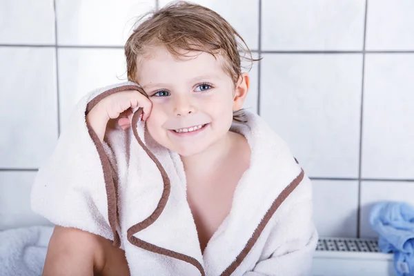 Portrét krásné malé batole chlapce ze dvou let s vanou na — Stock fotografie