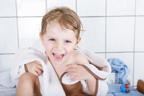 Portret van mooie kleine peuter jongen van twee jaar met bad — Stockfoto