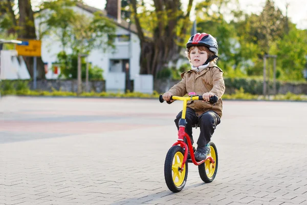 Kleine peuter jongen met plezier en paardrijden zijn fiets — Stockfoto