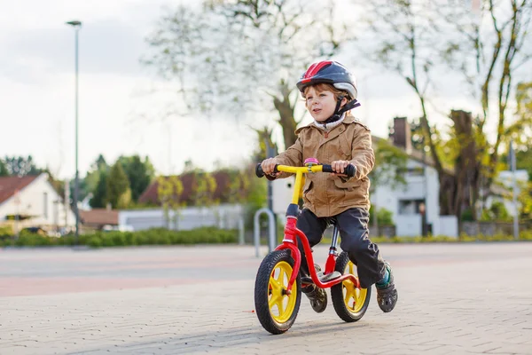 Kleine peuter jongen met plezier en paardrijden zijn fiets — Stockfoto