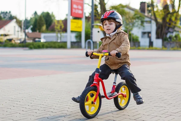 Piccolo bambino ragazzo si diverte e guida la sua moto — Foto Stock