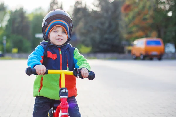 Menino aprendendo a andar em sua primeira bicicleta — Fotografia de Stock