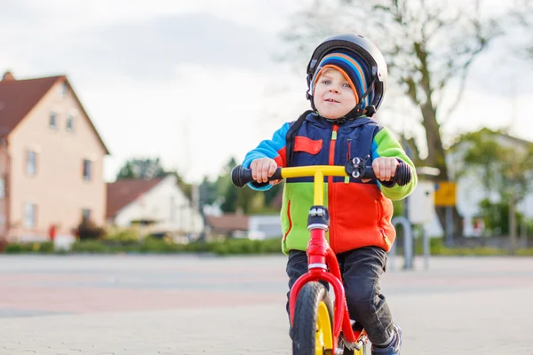 Piccolo bambino ragazzo si diverte e guida la sua moto — Foto Stock