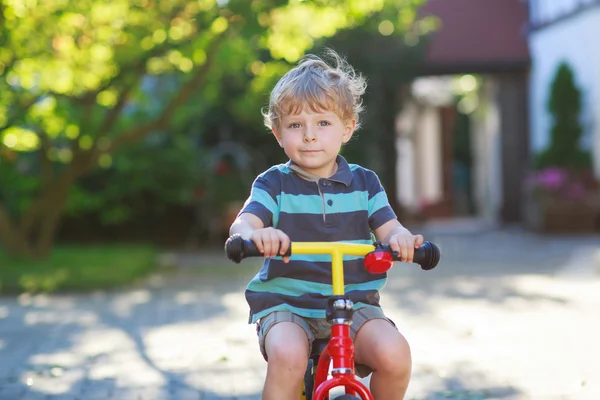 Liten barn pojke på 3 år att ha kul på sin cykel — Stockfoto