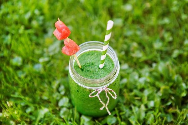 Spinach green smoothie as healthy summer drink. — Stock Photo, Image