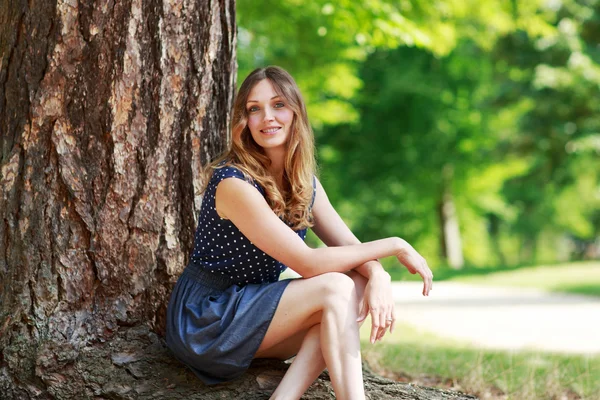 Portré, fiatal, gyönyörű nő nyári erdőben — Stock Fotó