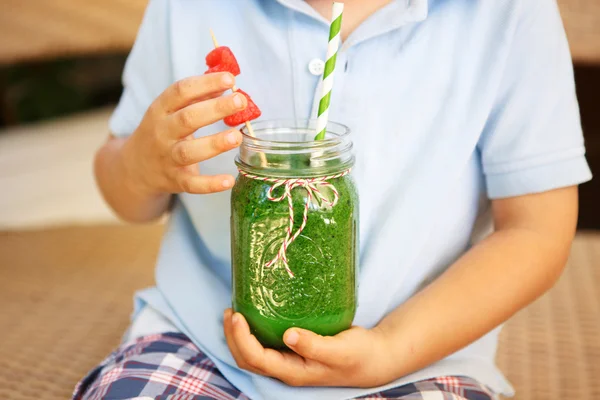 Spinazie groene smoothie als gezonde zomer drank. — Stockfoto