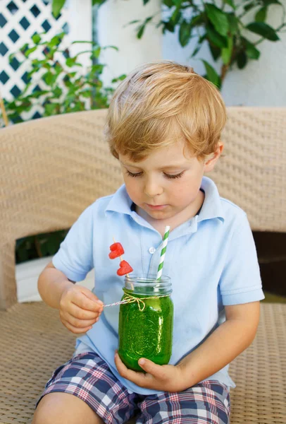 夏の健康なスイカ ジュースを飲む小さな金髪の少年. — ストック写真