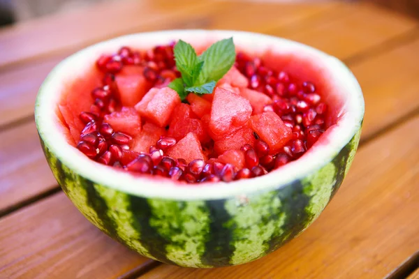 kalp parçalar ve pomegrana dekore edilmiş taze sulu karpuz