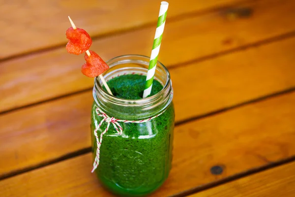 Espinafre smoothie verde como bebida saudável de verão . — Fotografia de Stock