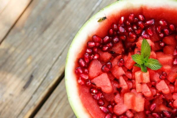 Frische saftige Wassermelone mit Herzstücken und Granatapfel verziert — Stockfoto
