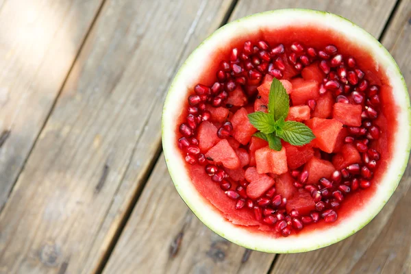 Frische saftige Wassermelone mit Herzstücken und Granatapfel verziert — Stockfoto