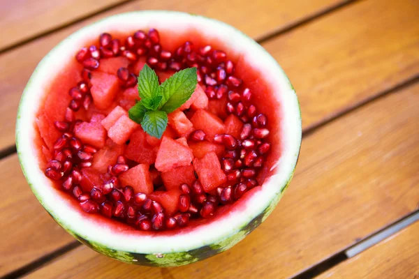 Sandía fresca y jugosa decorada con trozos de corazón y granada — Foto de Stock