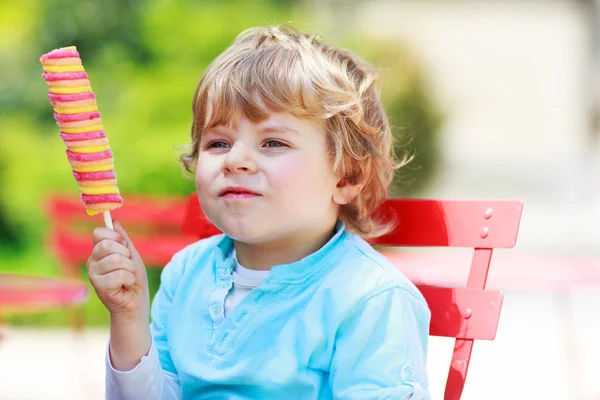 Happy little toddler boy eating colorful ice cream in summer — Stock Photo, Image