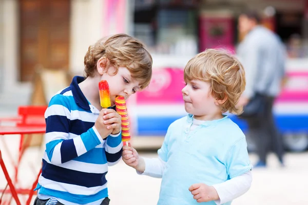 Deux enfants qui se nourrissent avec de la glace — Photo