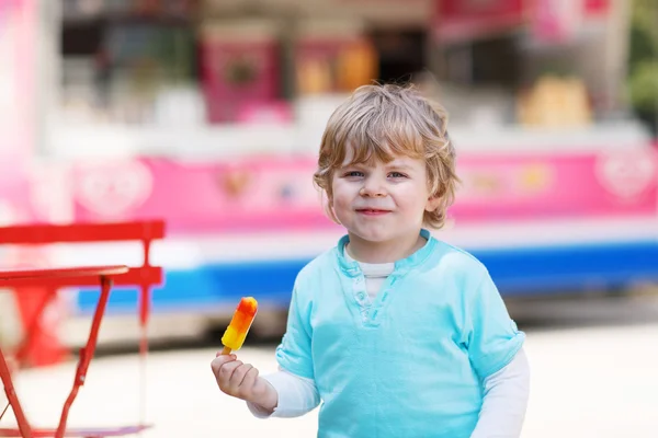 Happy little toddler boy eating colorful ice cream in summer — Stock Photo, Image