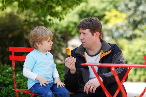 Otec a malý syn slaví Den otců a jíst LED cr — Stock fotografie