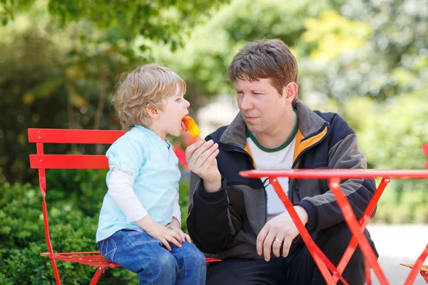 Father and little son celebrating father's day and eating ice cr — Stock Photo, Image