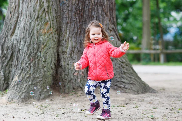 Söt liten flicka att ha kul med såpbubblor — Stockfoto