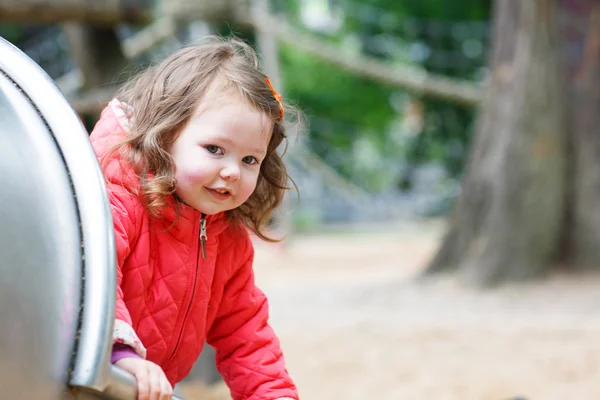 Söt liten flicka att ha roligt på lekplatsen — Stockfoto