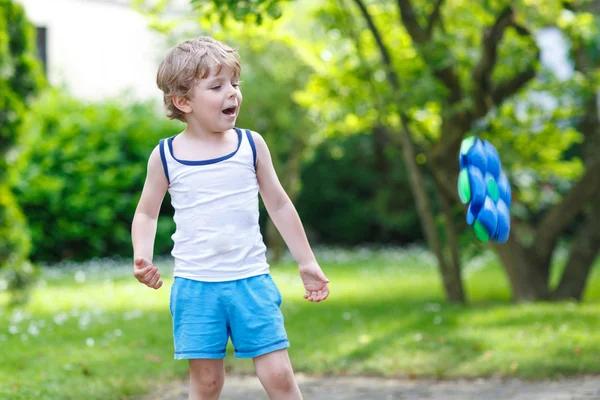 Aktiv liten pojke leker med boll leksak — Stockfoto