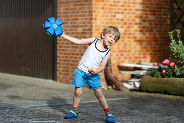 アクティブな小さな男の子ボールおもちゃで遊ぶ — ストック写真