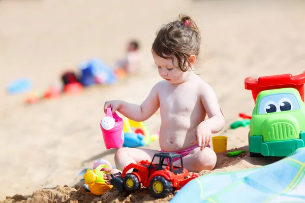 Little toddler girl playing with sand toys on the beach — Stock Photo, Image