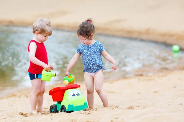 Happy siblings: boy and girl playing together in summer — Stock Photo, Image