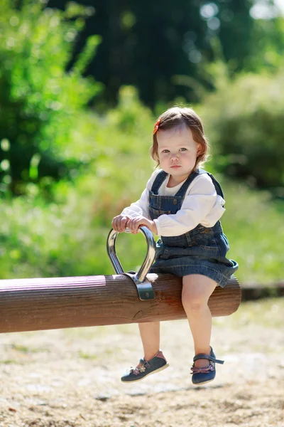 Liten söt baby flicka ha kul i parken, sommar — Stockfoto
