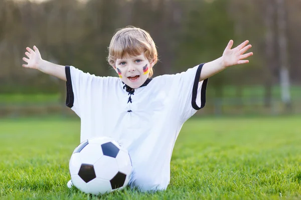 Menino fã em exibição pública de futebol ou jogo de futebol — Fotografia de Stock