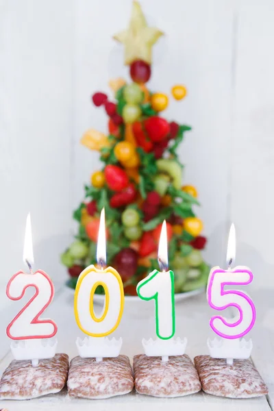 Velas ardientes con 2015 año y con árbol frutal en el fondo — Foto de Stock