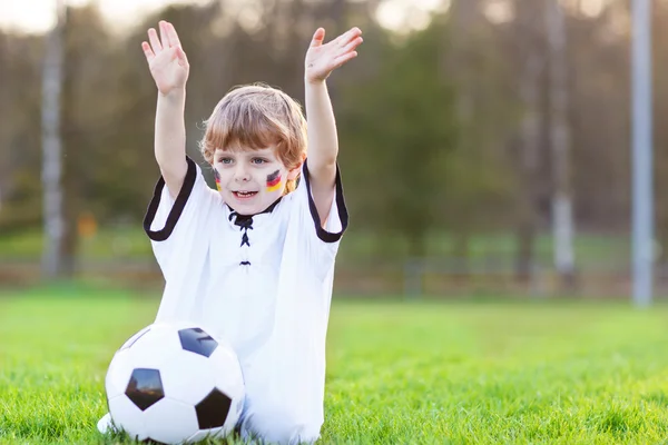 Μικρό αγόρι ανεμιστήρα σε δημόσια προβολή του ποδοσφαίρου ή ποδοσφαίρου παιχνίδι — Φωτογραφία Αρχείου