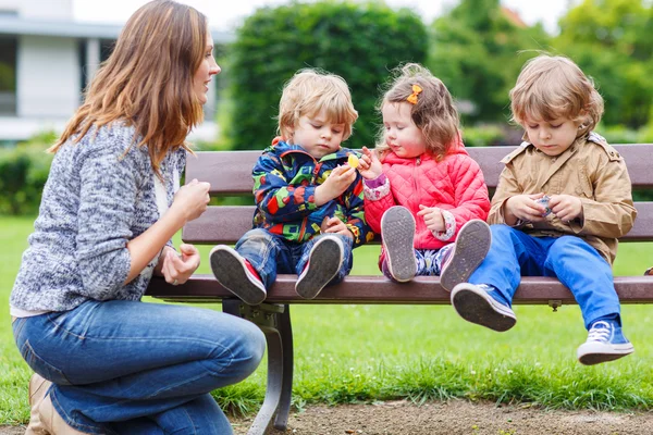 Mother and her children in summer park — Stock Photo, Image
