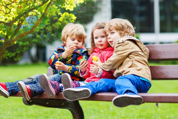 Tres niños: dos niños pequeños y una niña abrazándose . —  Fotos de Stock